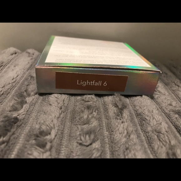 BECCA- Light Shifter Finishing Veil (NWT) - Picture 5 of 7